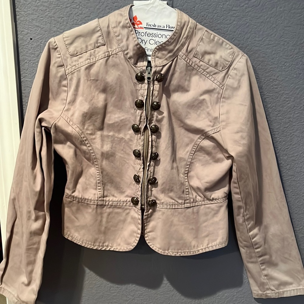 Lightweight fitted cropped Tan Zip-up with brown buttons